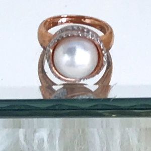 NWOT Rose Gold Tone Women’s Ring/Faux Pearl Centrepiece With Rhinestones